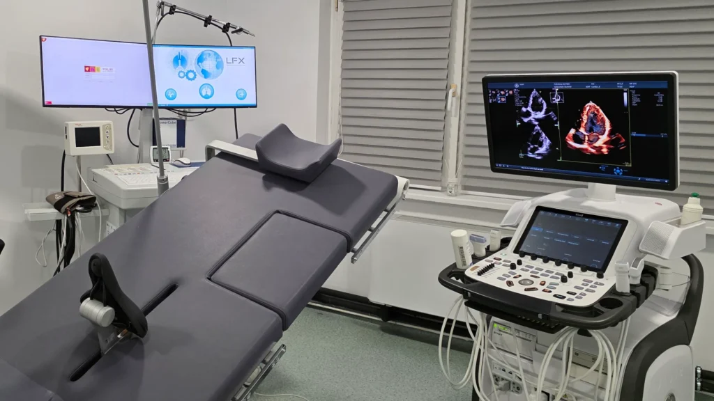 Cabinet cardiologie policlinică Craiova — ecograf GE Vivid E95 4D și masă test de efort